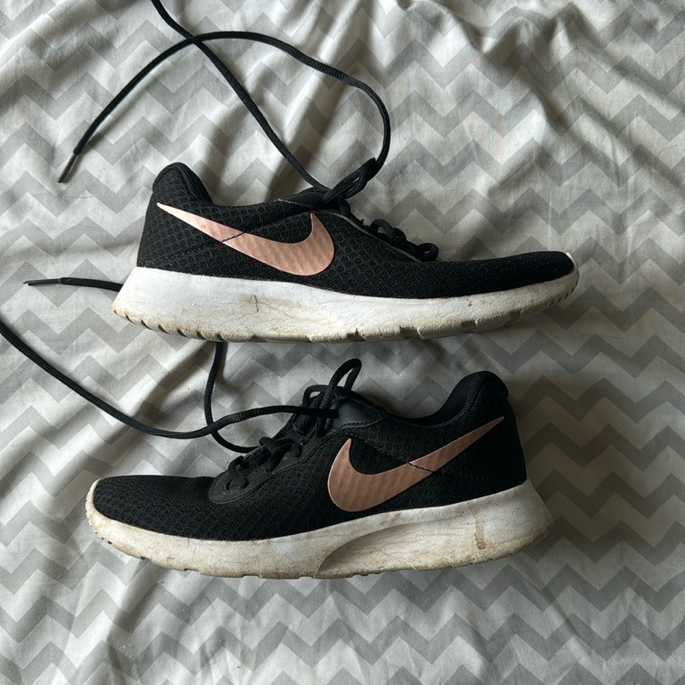 Women’s Nike Sneakers Size 7